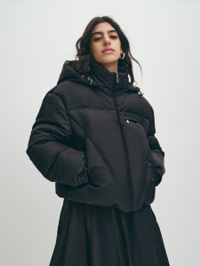 Короткий легкий пуховик на молнии