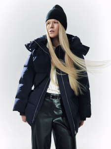 Укороченный пуховик с утеплителем 90% пух и 10% перо и и капюшоном