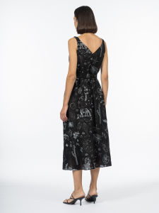 Монохромное платье с фантазийным принтом