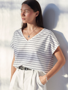 Футболка в полоску с V-вырезом и цельнокроеным рукавом из премиального хлопка