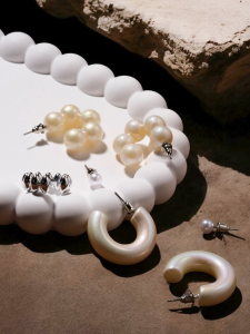 Серьги и каффы QF «Жемчужная нежность», набор 7 шт. цвет серебро, белый