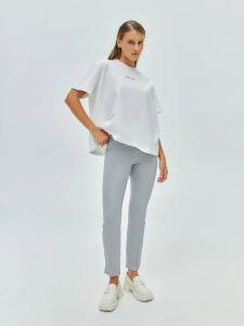 Прямые брюки зауженные к низу