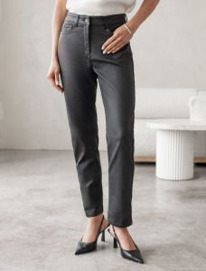 Брюки mom fit из эластичного хлопка с покрытием под кожу