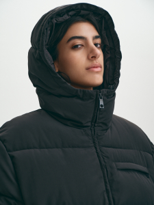 Короткий пуховик с капюшоном на молнии