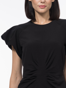 Приталенное платье с рукавом-крылышком дизайнерского кроя