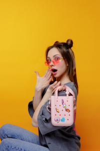 WNDR.beauty мини сумочка косметичка кросс-боди "Baby Pink" с набором Джиббитсов в комплекте