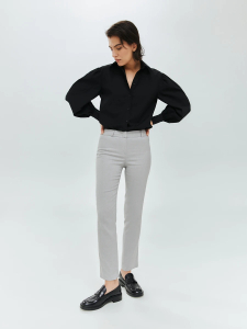 Прямые, зауженные к низу брюки