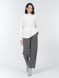 Блуза с цельнокроеной стойкой и асимметричным низом