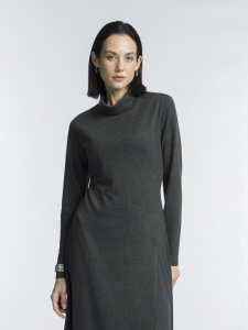 Трикотажное платье с асимметричной вставкой