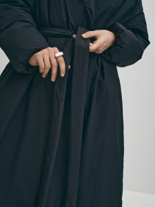 Длинный теплый пуховик с поясом