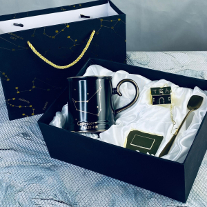 106-299 Кружка 360мл с ложкой и фильтром КОЗЕРОГ в под.уп.(х12)Фарфор