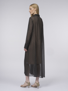 Струящееся платье с отложным воротником