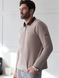 Лонгслив из мягкого фактурного трикотажа с плетеным воротником поло на молнии