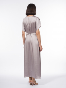 Длинное минималистичное платье из ткани с атласным блеском