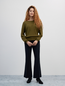 Мягкий джемпер с вырезом лодочкой