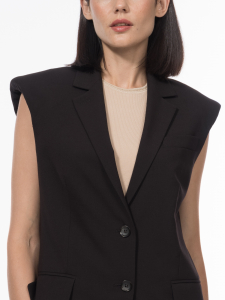 Удлиненный прямой жилет с акцентными плечами