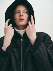 Короткая теплая дубленка на молнии с капюшоном