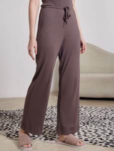 Прямые брюки с поясом на резинке из фактурного трикотажа в рубчик