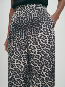 Прямые длинные брюки с принтом