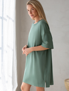 Платье из премиального хлопка с вышивкой на рукаве