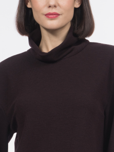 Короткое трикотажное платье с длинным рукавом