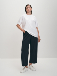 Однотонная футболка со стразовой аппликацией