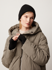 Шапка вязаная черного оттенка