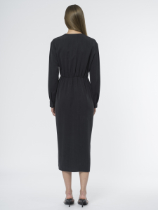 Приталенное платье с запахом