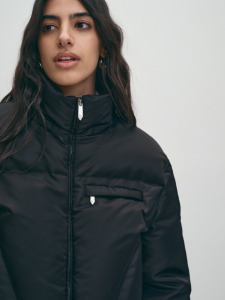 Короткий легкий пуховик на молнии