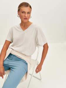 Футболка с V-вырезом