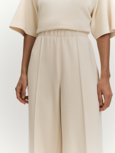 Брюки со стрелками из мягкого вискозного пике