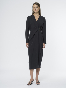 Приталенное платье с запахом