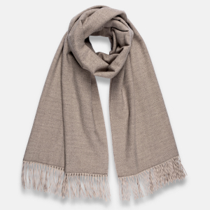 Широкий палантин с бахромой