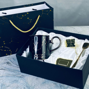 106-297 Кружка 360мл с ложкой и фильтром СКОРПИОН в под.уп.(х12)Фарфор