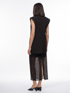 Удлиненный прямой жилет с акцентными плечами