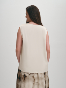 Базовый топ из вискозы с V-вырезом