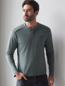 Тонкий лонгслив с круглым воротом на пуговицах из премиального хлопка с эластаном