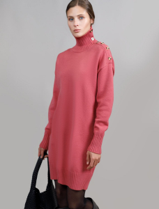 Платье вязаное с высоким воротом из пряжи с кашемиром