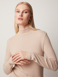 Водолазка из фактурного трикотажа