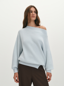 Джемпер оверсайз с открытым плечом