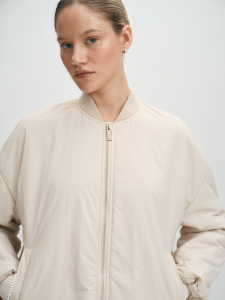 Демисезонная короткая куртка-бомбер