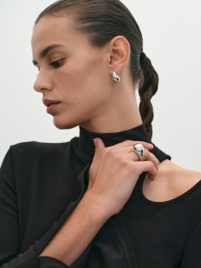 Серебристое кольцо-змея