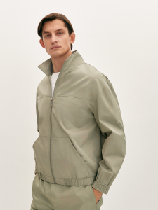 Бомбер в спортивном стиле