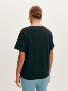 Футболка с V-вырезом