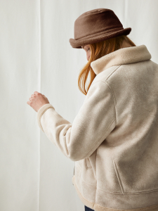 Панама из шерсти бежевого цвета