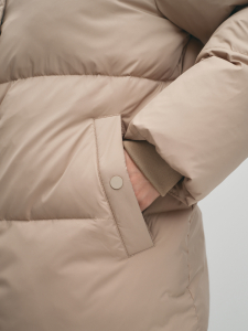 Утепленный пуховик с капюшоном на молнии и кнопках