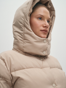 Утепленный пуховик с капюшоном на молнии и кнопках