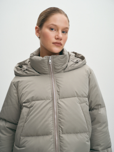 Удлиненный пуховик на молнии с капюшоном