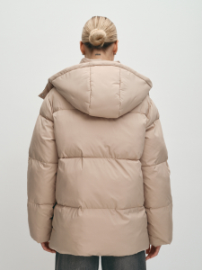 Утепленный пуховик с капюшоном на молнии и кнопках