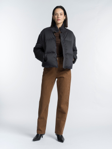 Короткий пуховик с вязаной стойкой и утеплителем пух/перо